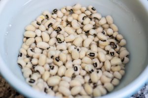 soaking black-eyed peas